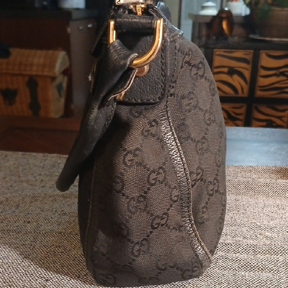 Gucci Black Monogram Shoulder Bag - Picture 4 of 16